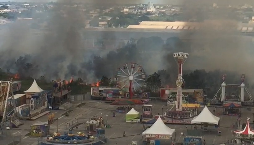 Fogo atingiu uma área próxima ao shopping e um parque de diversões (Foto: Reprodução / Youtube)
