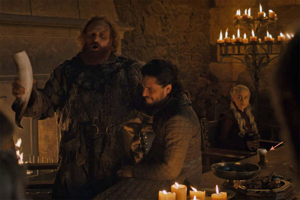 Um copo de café da Starbucks aparece no quarto episódio da última temporada da série (Foto: Reprodução)