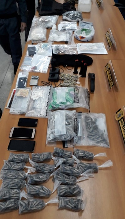 Drogas, armas e munições foram apreendidas pela polícia (Foto: Patrícia Maciel/AT)