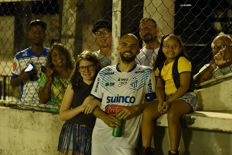 Zagueiro Gladstone recebeu o carinho da família após o empate sem gols entre Serra e URT (Foto: Beto Morais/AT)