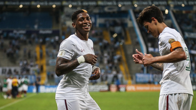 Yony dança com Pedro após fazer o gol da vitória histórica (Foto: Lucas Merçon/Fluminense)