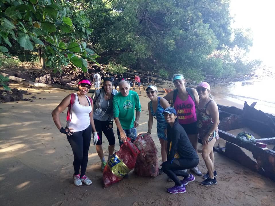 Parte do grupo que recolheu sacos de lixo da "Praia Secreta" (Foto: Divulgação)