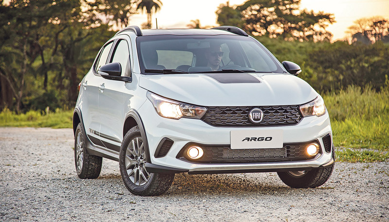 Hatch se destaca por trazer pintura bicolor, teto e retrovisores em preto, além de outros detalhes escurecidos (Foto: Assessoria Fiat)