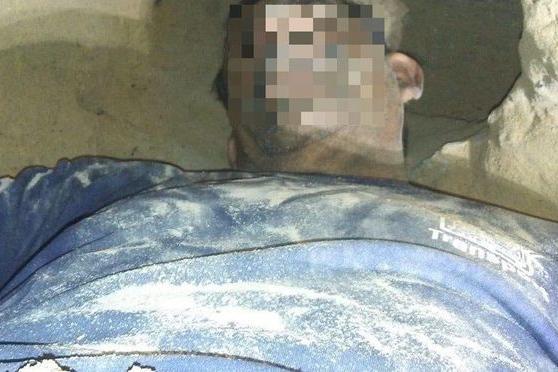 O homem se recusou a sair do buraco, e os bombeiros tiveram que tirá-lo do local à força. (Foto: Reprodução)
