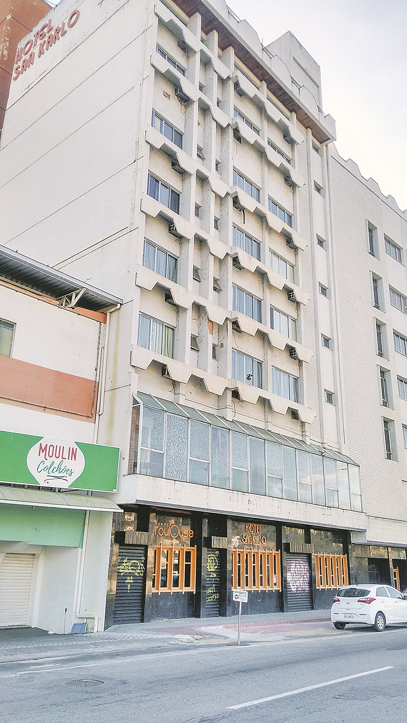 O antigo Hotel San Karlo possui oito andares com 63 apartamentos (Foto: Alessandro de Paula)