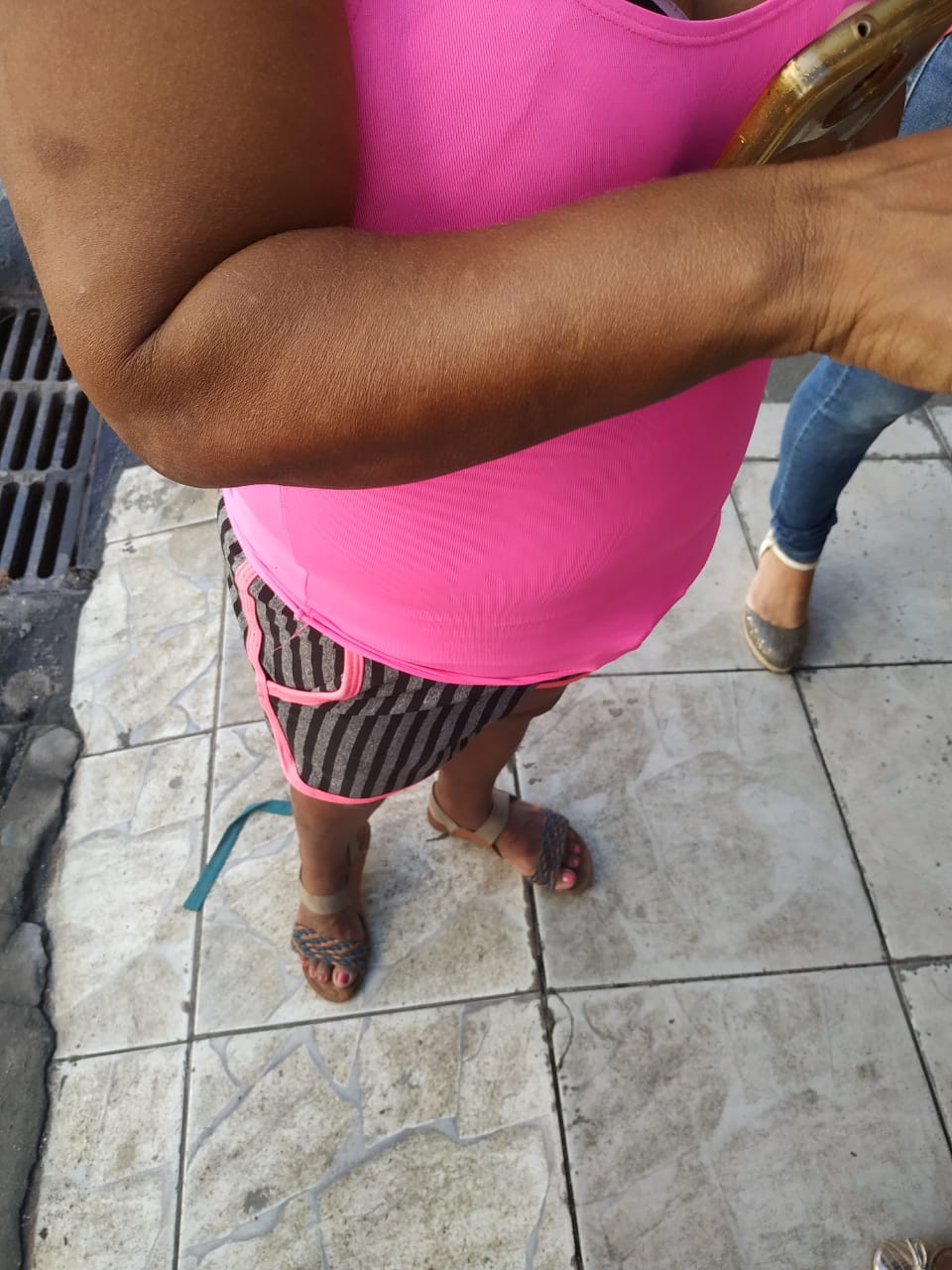 A cuidadora de idosos de 55 anos foi agredida por um adolescente de 15 anos durante um assalto (Foto: Kananda Natielly/AT)