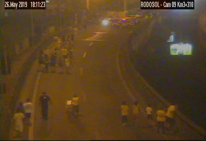 Imagens da Rodosol mostram manifestantes sobre a Terceira Ponte, próximo à Praia da Costa (Foto: Reprodução / Rodosol)