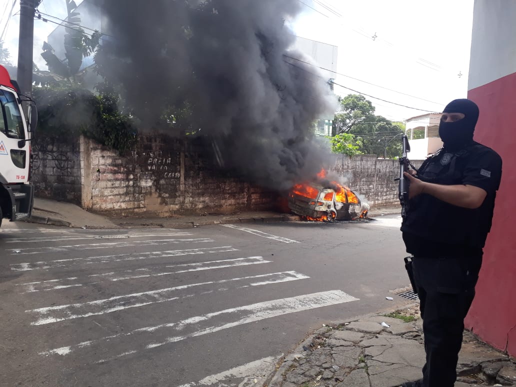 Carro da reportagem foi incendiado próximo à Avenida Marechal Campos (Foto: Patrícia Maciel)