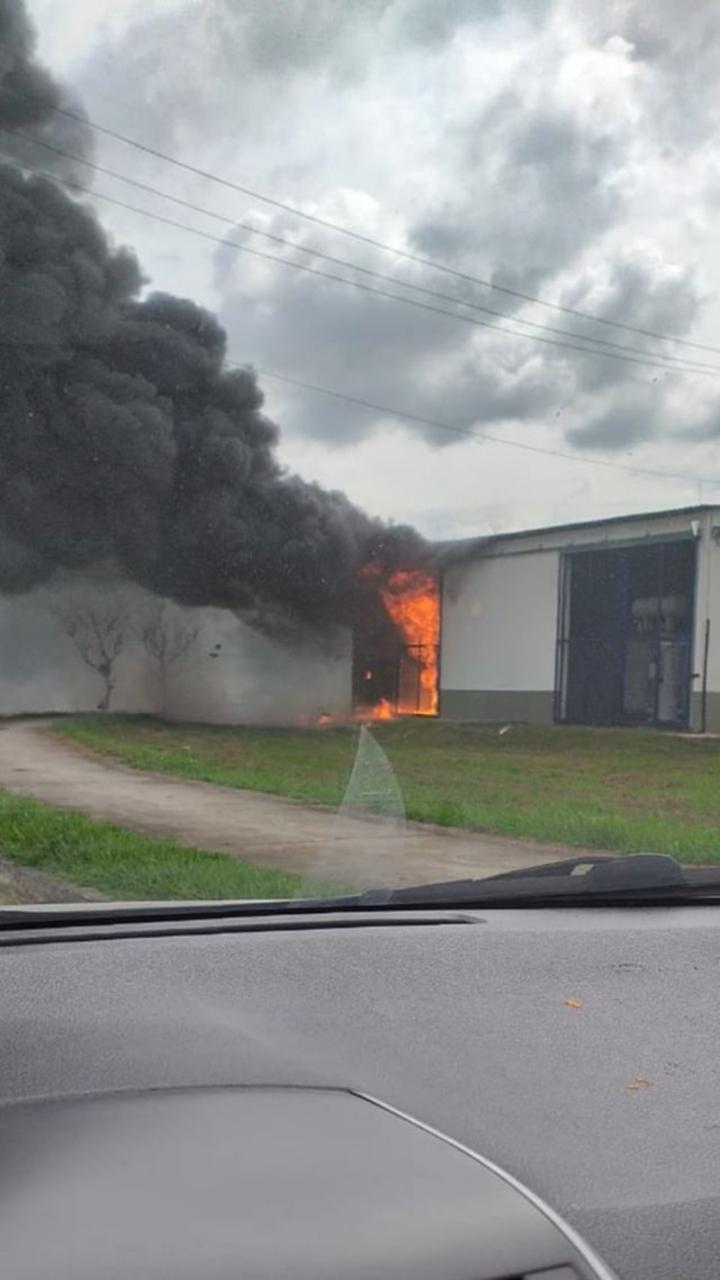 Incêndio atinge subestação da Ufes nesta sexta-feira (3) (Foto: Compartilhado via WhatsApp)