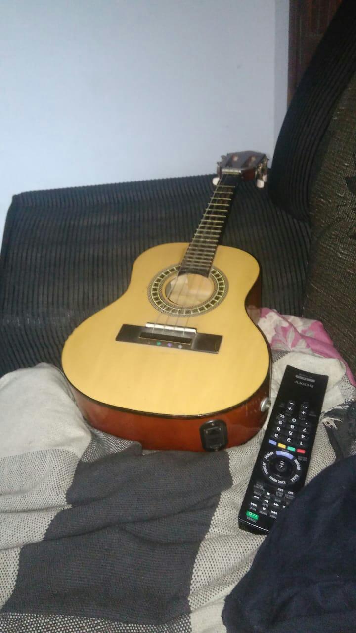Um dos pertences roubados pelos bandidos foi um cavaquinho (Foto: Arquivo Pessoal)