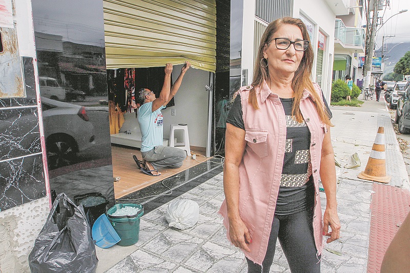 Iracema Cabral da Silva Daltino, 55 anos, dona de uma loja de roupas em Barcelona, na Serra, invadida por criminosos: prejuízo de R$ 10 mil (Foto: Fábio Nunes/AT)