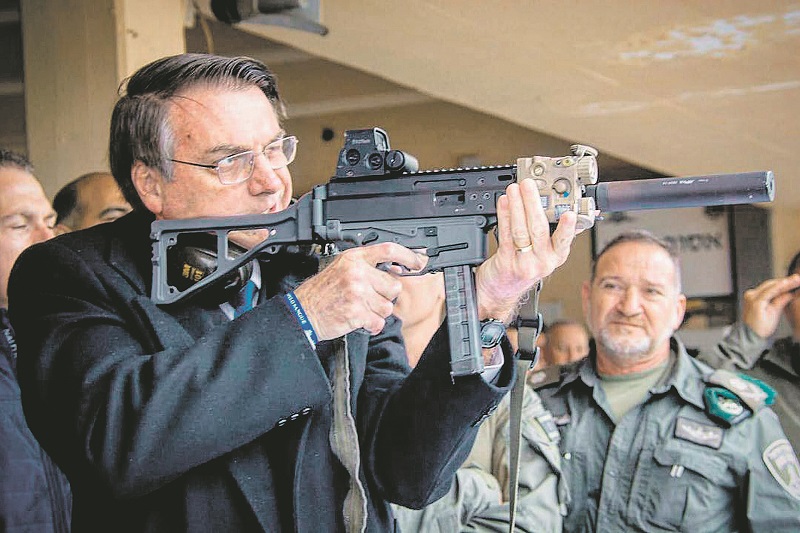 Jair Bolsonaro com fuzil: “A ideia é que a gente dê liberdade para que cada estado toque as suas pautas” (Foto: Reuters)