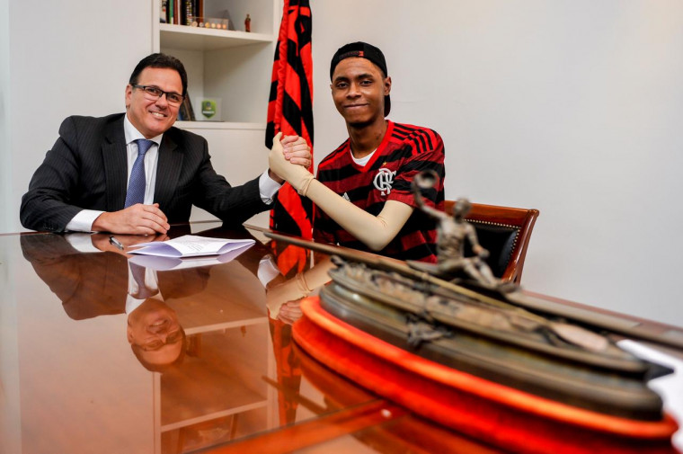 Rodrigo Dunshee, vice-presidente geral e jurídico, e Jhonata Ventura (Foto: Marcelo Cortes/Flamengo)