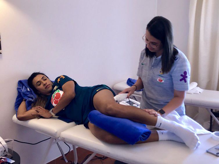 A atacante Marta permanece na fisioterapia para se recuperar de uma lesão muscular na coxa esquerda (Foto: Laura Zago/ CBF)