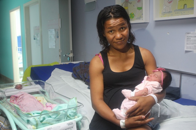 Luana Batista de Jesus, de 26 anos, e a menina Bruna, de 49,5cm e 3,475kg (Foto: Roberta Bourguignon)