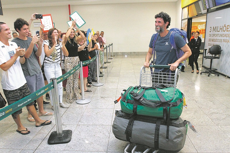 O empresário Juarez Gustavo Soares volta para casa e é recebido com festa por amigos e familiares no Aeroporto de Vitória (Foto: Leone Iglesias/AT)