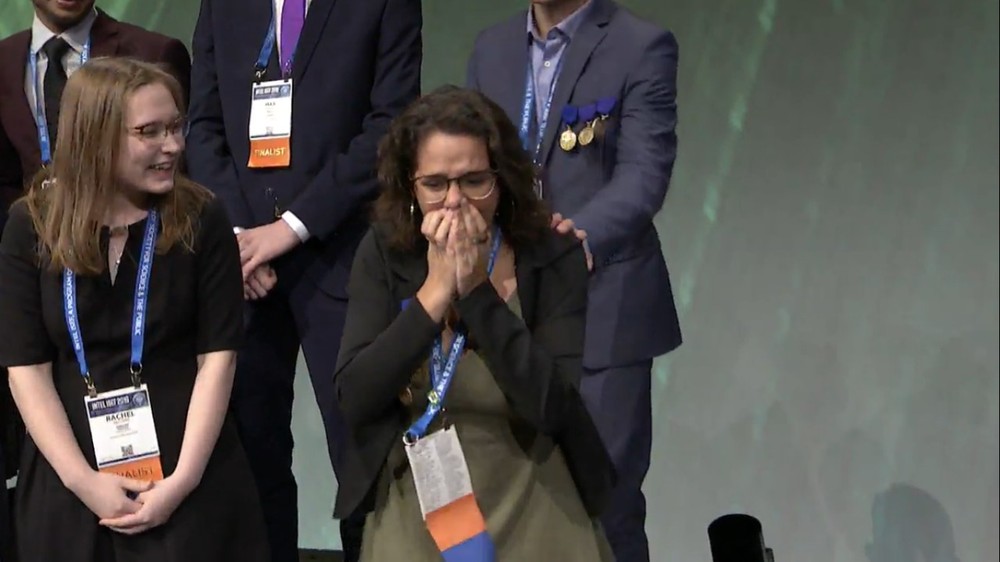 Juliana se emocionou ao receber o anúncio de que havia conquistado o prêmio. (Foto: Isef/Divulgação)