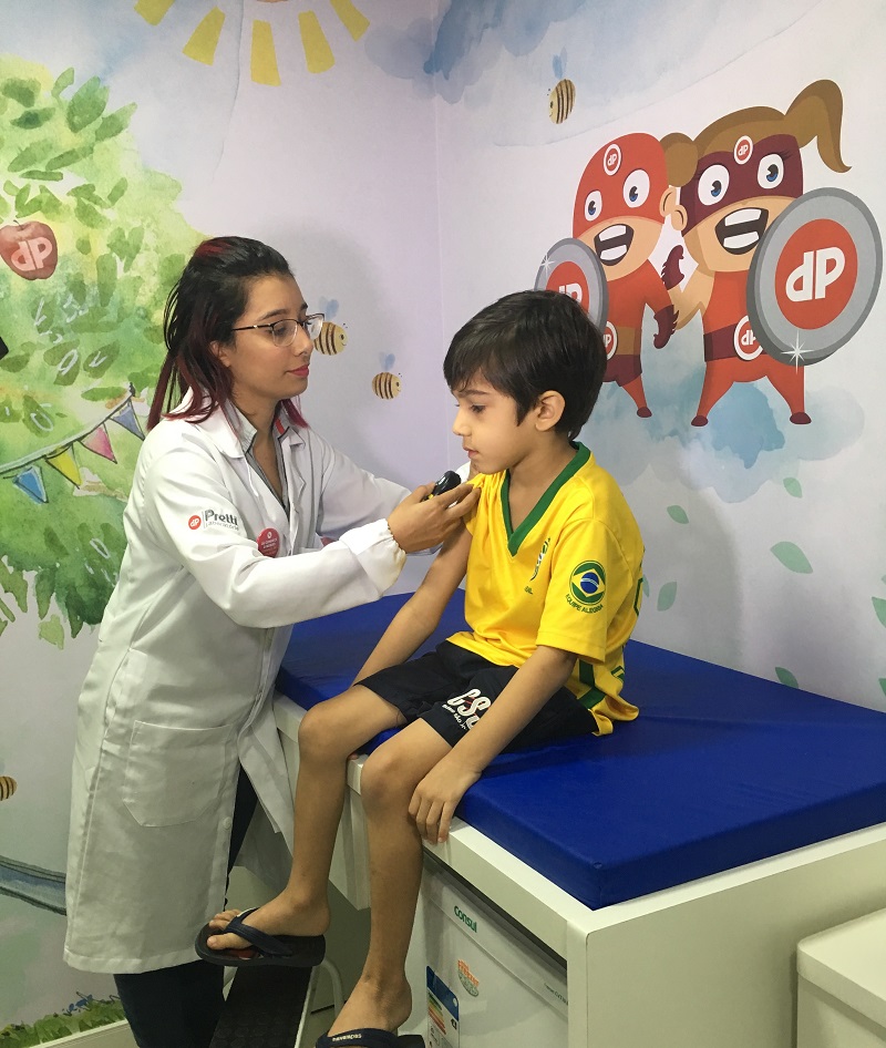 A técnica de Enfermagem Laizy Izoton faz a aplicação de vacina no pequeno  João Arthur Ramos. (Foto: Divulgação/pretti laboratório)