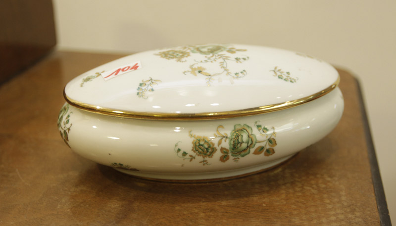 Porta jóias em Porcelanan de Limoges, formato oval com decorações florais em degradê e filetada a ouro. Lance inicial: R$ 140 (Foto: Dayana Souza / AT)