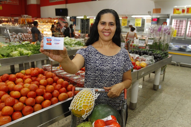 A aposentada Isabel Almeida foi uma das premiadas, mas vai doar os R$ 500 em compras que recebeu para a igreja (Foto: Thiago Coutinho/ AT/ 22/05/2019)