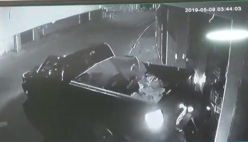 Caminhonete usada para quebrar a porta de vidro (Foto: Videomonitoramento)