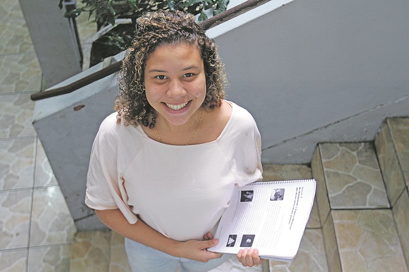 Luana de Almeida, de 18 anos, está se preparando para fazer as provas do Encceja e do Enem de olho em vaga na Ufes (Foto: Dayana Souza/AT)