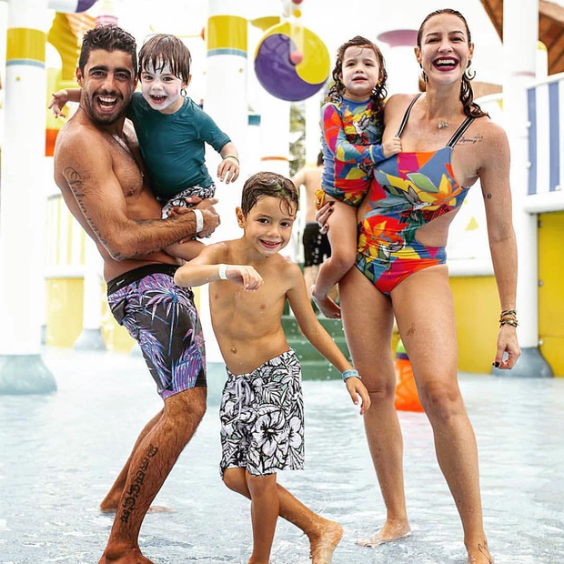 Luana Piovani, 42, e Pedro Scooby, 30 com os filhos, Dom, Bem e Liz (Foto: Divulgação/Instagram)