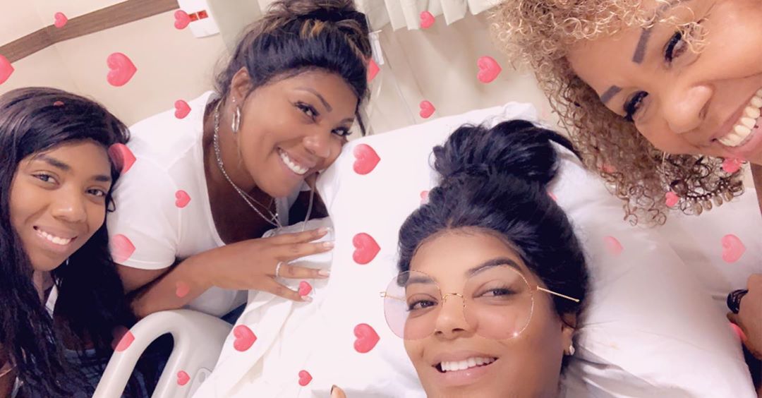 Na manhã desta segunda-feira (13), a cantora publicou vídeo em seu Stories no Instagram com a intenção de tranquilizar os fãs. (Foto: Reprodução/Instagram/@ludmilla)
