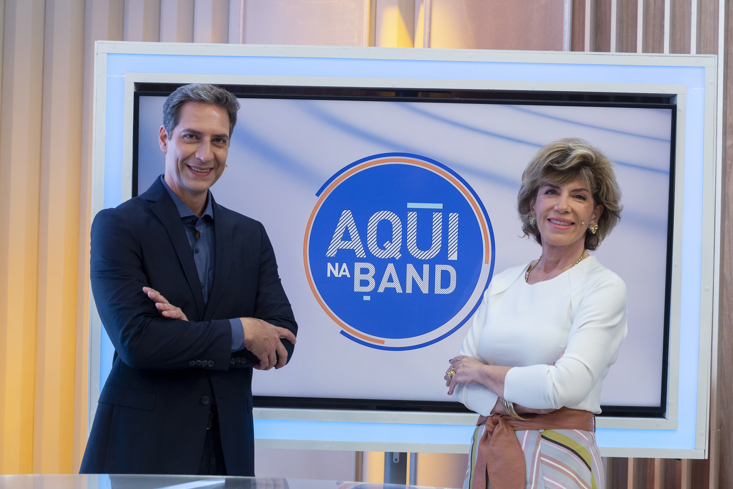 Luiz Ernesto Lacombe e Sílvia Popovic comandavam programa (Foto: Band)