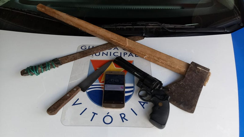 Machado, um simulacro e o celular da vítima foram apreendidos (Foto: Divulgação)