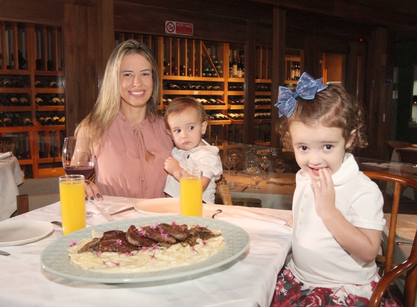 Camila Rocha com os filhos Helena e João Homero no Aleixo Restaurante degustando o prato: Penne ao creme gorgonzola e Dolce com escalopes ao cogumelos frescos (Foto: Beto Morais/AT)