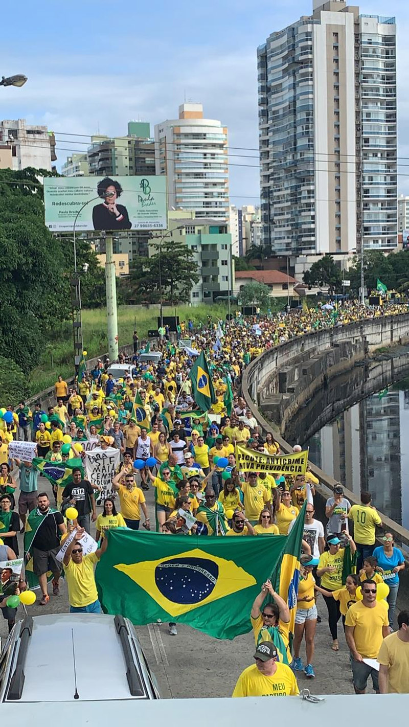Manifestantes começam a atravessar a Terceira Ponte (Foto: Kadidja Fernandes / AT)
