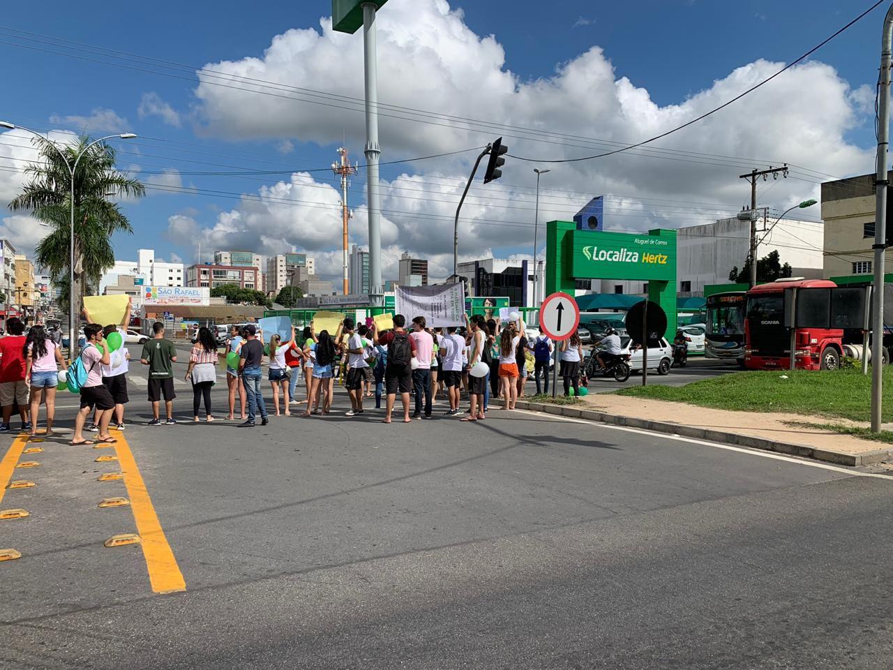 Segundo a PRF, os estudantes devem liberar a BR 101 às 11h30 desta quarta-feira (30) (Foto: Divulgação/Twitter/PRF)