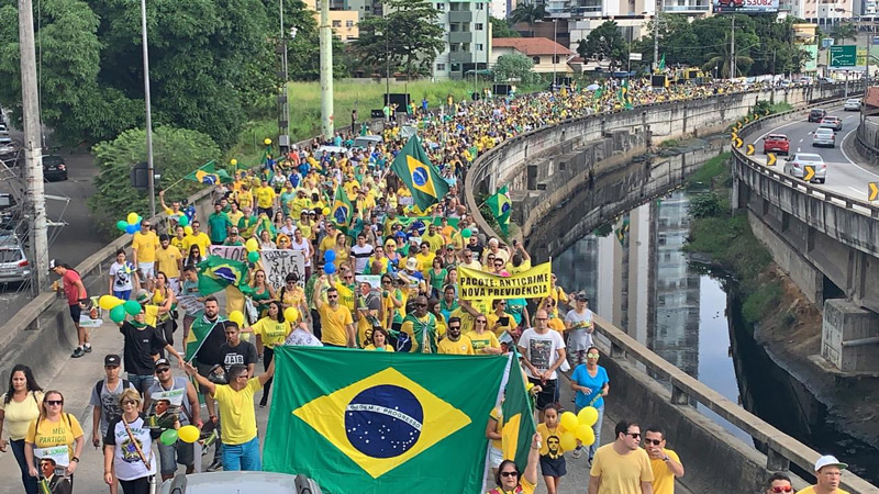 Manifestantes começam a atravessar a Terceira Ponte (Foto: Kadidja Fernandes / AT)
