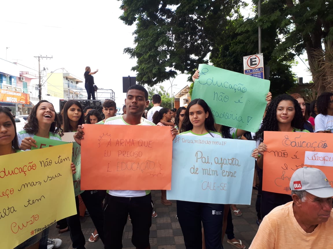 Manifestantes em Montanha, no Norte do Estado, na manhã desta quarta (15) (Foto: Foto do leitor)