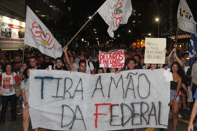Manifestantes caminham pela Reta da Penha (Foto: Beto Morais/ AT/ 15/05/19)
