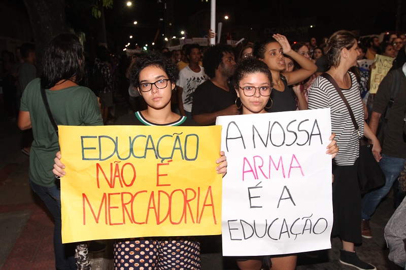 Manifestantes mostram cartazes na Reta da Penha (Foto: Beto Morais/ AT/ 15/05/19)