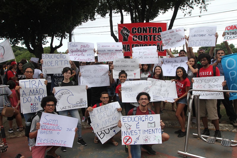 Estudantes mostram cartazes na concentração em Jucutuquara (Foto: Beto Morais/ AT/ 15/05/19)
