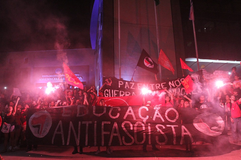 Protesto na frente da Ales (Foto: Beto Morais/ AT/ 15/05/19)