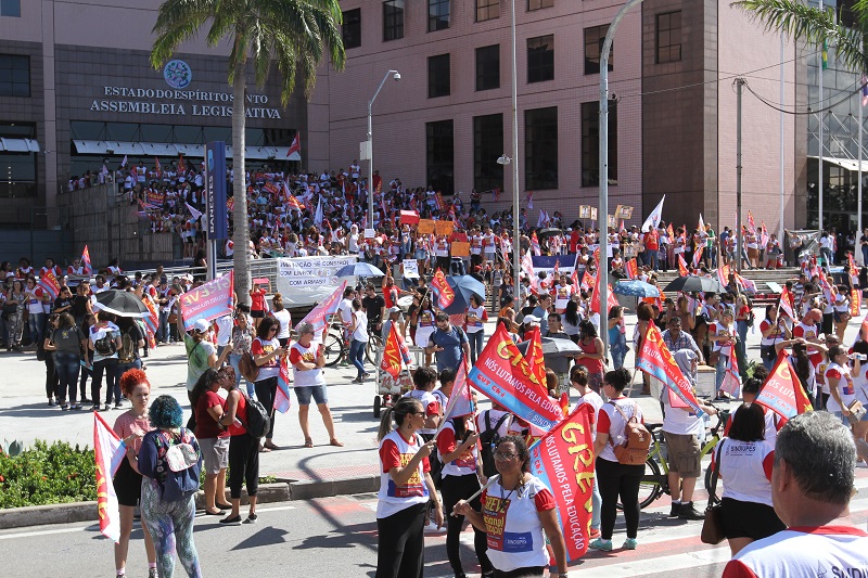 Manifestantes se reuniram na frente da Ales (Foto: Antonio Moreira/ AT/ 15/05/19)