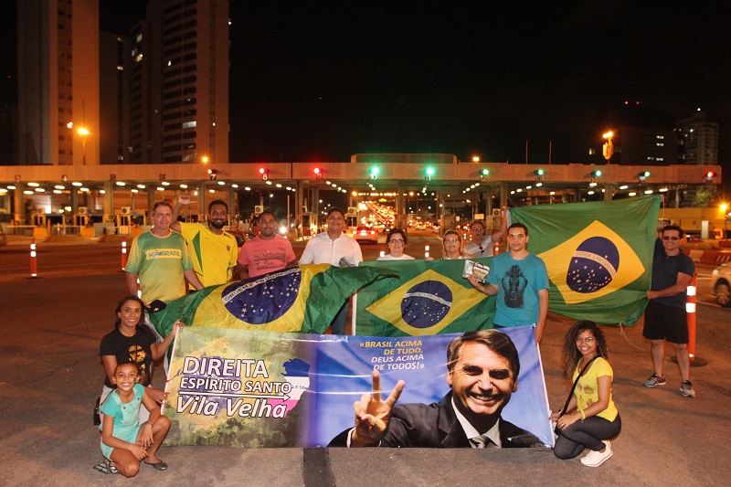 Manifestantes de grupos de direita foram à Praça do Pedágio para convocar a população a participar do evento (Foto: Beto Morais/ AT/ 23/05/2019)