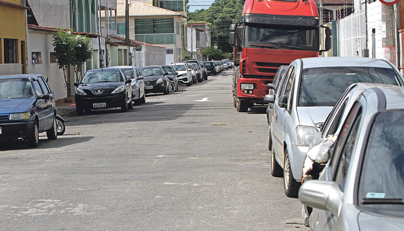 Veículos de funcionários de empresas ocupam as ruas do bairro Manoel Plaza, na Serra (Foto: Antonio Moreira/AT)