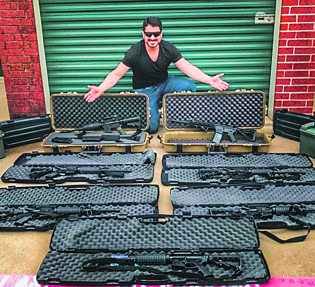 Marcos do Val posa com armas no Texas, nos Estados Unidos, onde tem casa e deixou oficialmente, nesta semana, a atividade de instrutor de segurança da Swat, grupo de elite da polícia americana (Foto: Divulgação)