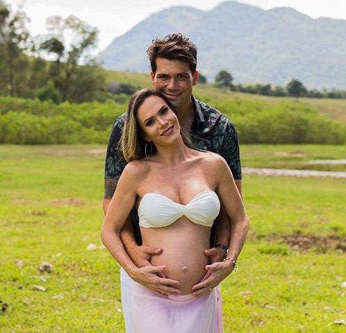 Mariana e o marido, Jayme Reisen, em ensaio fotográfico durante a gestação. (Foto: Pietra/Divulgação)