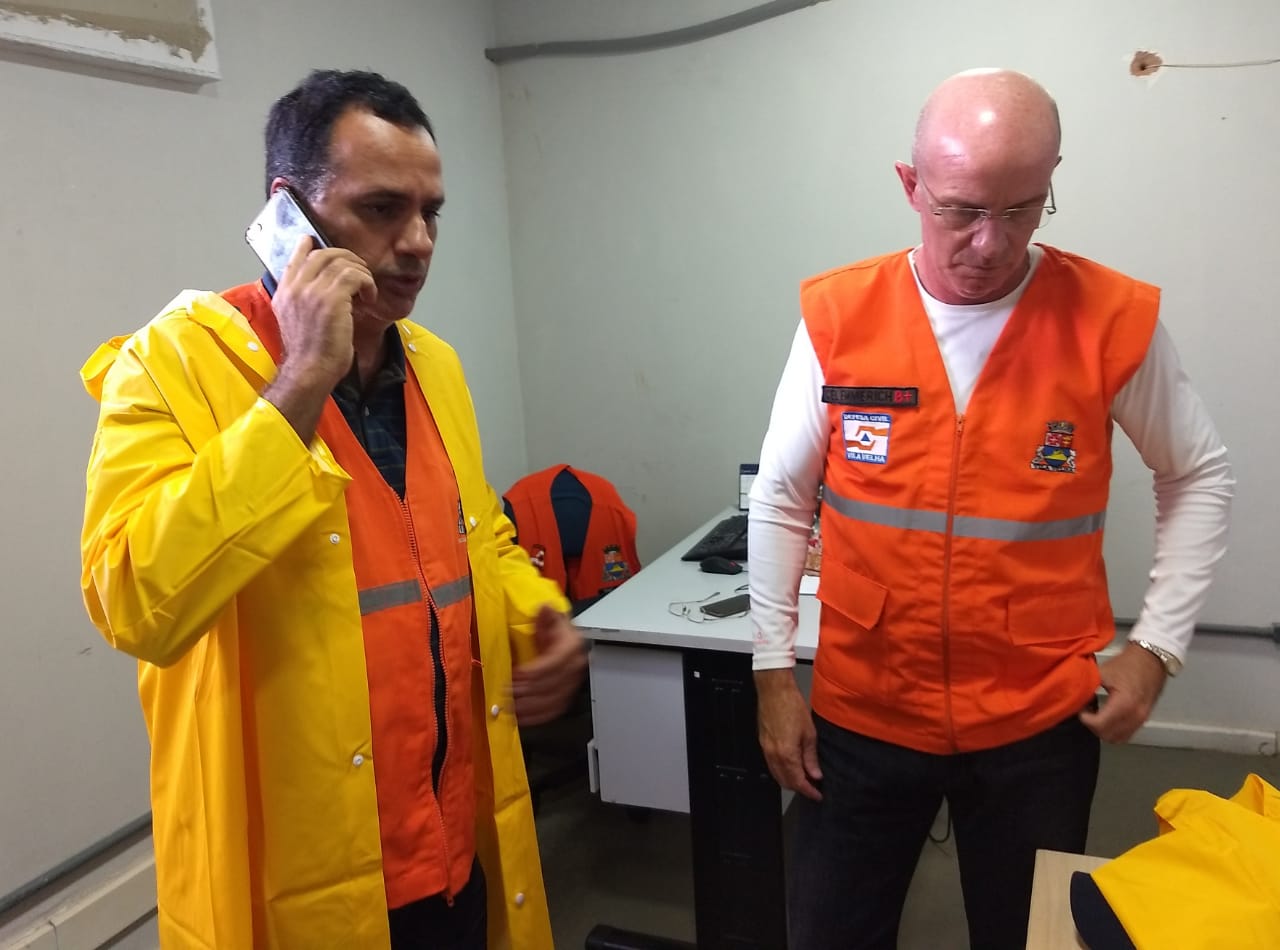 Max Filho e o secretário de Defesa Social Cel. Oberacy Emmerich (Foto: Vandique Magalhães/PMVV)