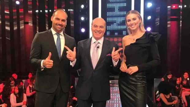 Convidado do “Mega Senha” deste sábado (18), Eduardo Bolsonaro deu “Lula” como dica para palavra “livre” (Foto: Divulgação / RedeTV!)