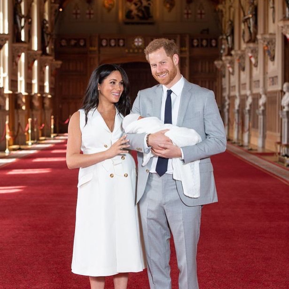 Archie é o primeiro bebê inter-racial da história recente da monarquia britânica (Foto: Reprodução/Instagram/@royalteawithjam)
