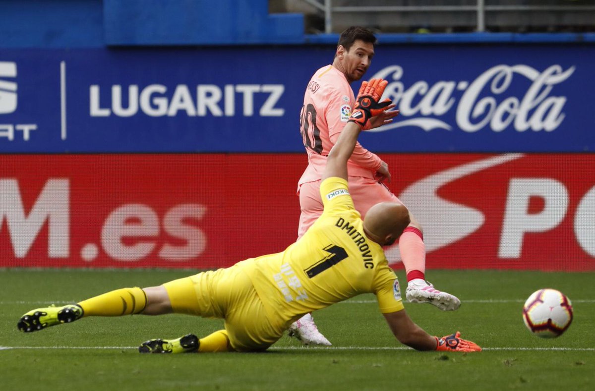 Messi toca na saída do goleiro para marcar um de seus gols (Foto: Divulgação / Twitter Barcelona)