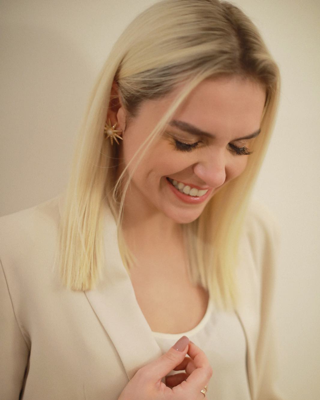 Na nova novela da faixa das 21h, de Walcyr Carrasco, Iozzi interpreta Kim, uma empresária que coordena a carreira das principais blogueiras e influenciadoras. (Foto: Reprodução/Instagram/@monica.iozzi )