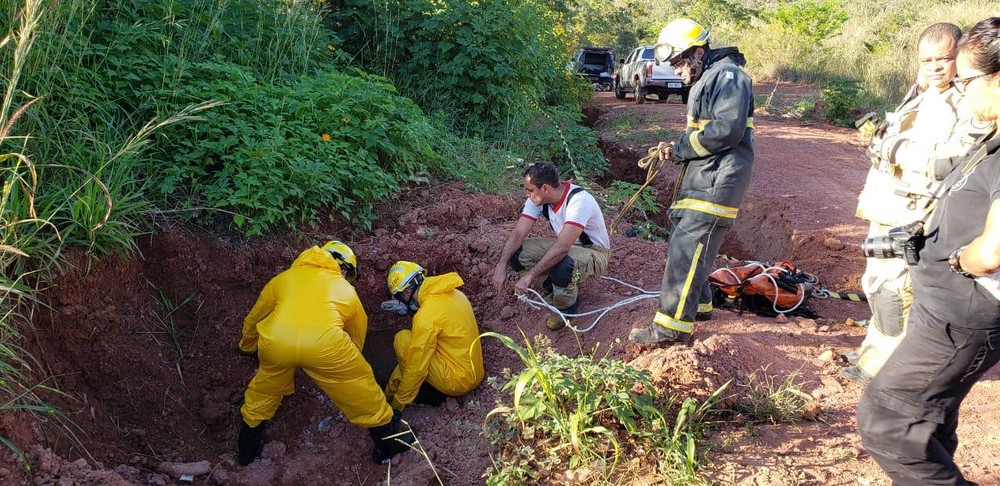 Corpo de bombeiros e Polícia Civil encontraram o corpo em tubulação de esgoto (Foto: PCDF/Divulgação)